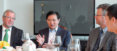 苏州市常务副市长曹福龙(左二)向中外来宾介绍苏州。